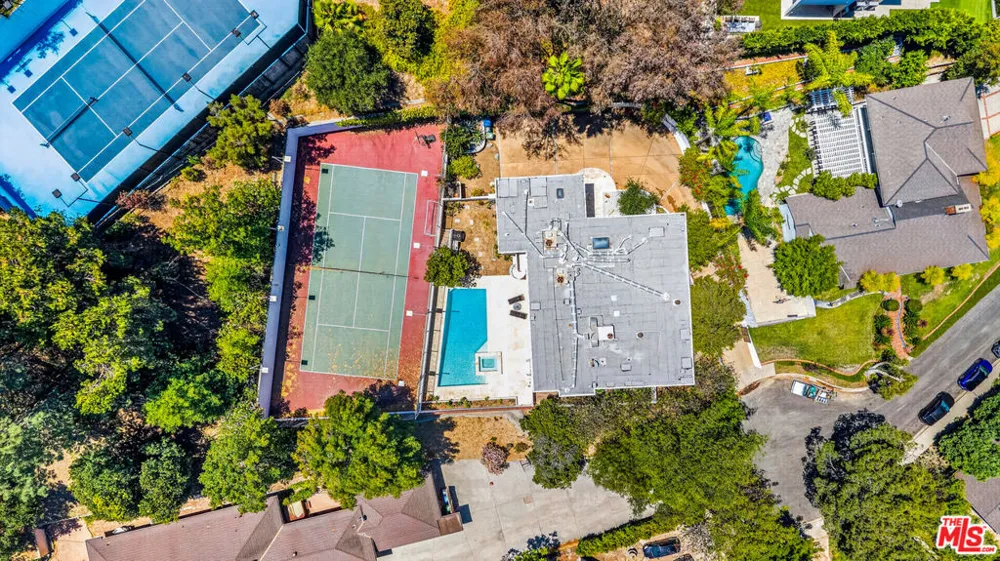 15656 Crownridge Place Sherman Oaks, CA 91403