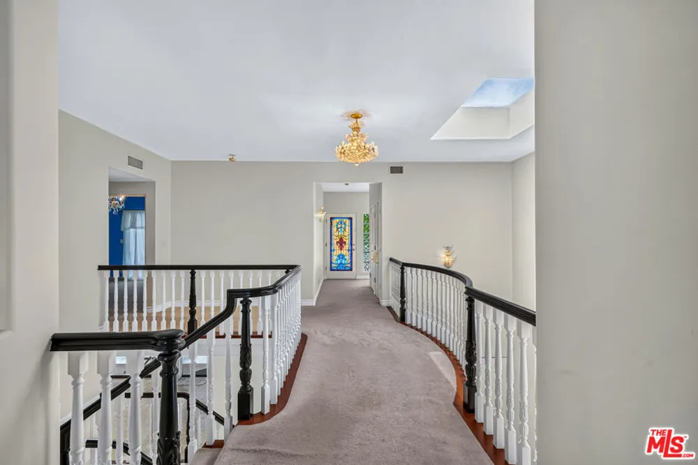 15656 Crownridge Place Sherman Oaks, CA 91403