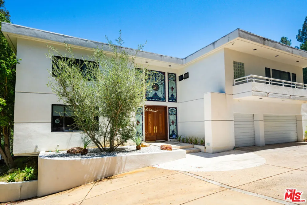 15656 Crownridge Place Sherman Oaks, CA 91403