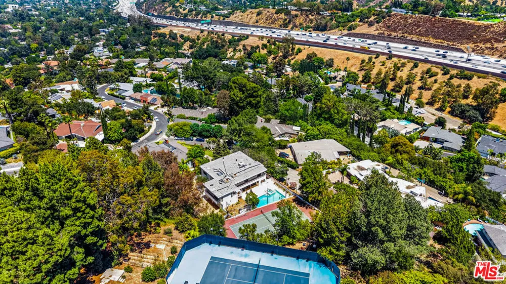 15656 Crownridge Place Sherman Oaks, CA 91403