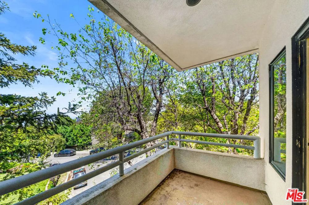 15656 Crownridge Place Sherman Oaks, CA 91403