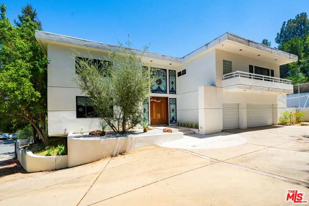 15656 Crownridge Place Sherman Oaks, CA 91403