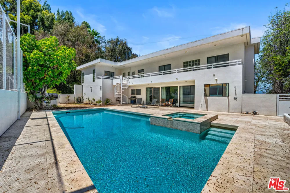 15656 Crownridge Place Sherman Oaks, CA 91403