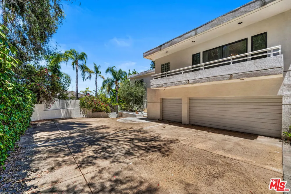 15656 Crownridge Place Sherman Oaks, CA 91403