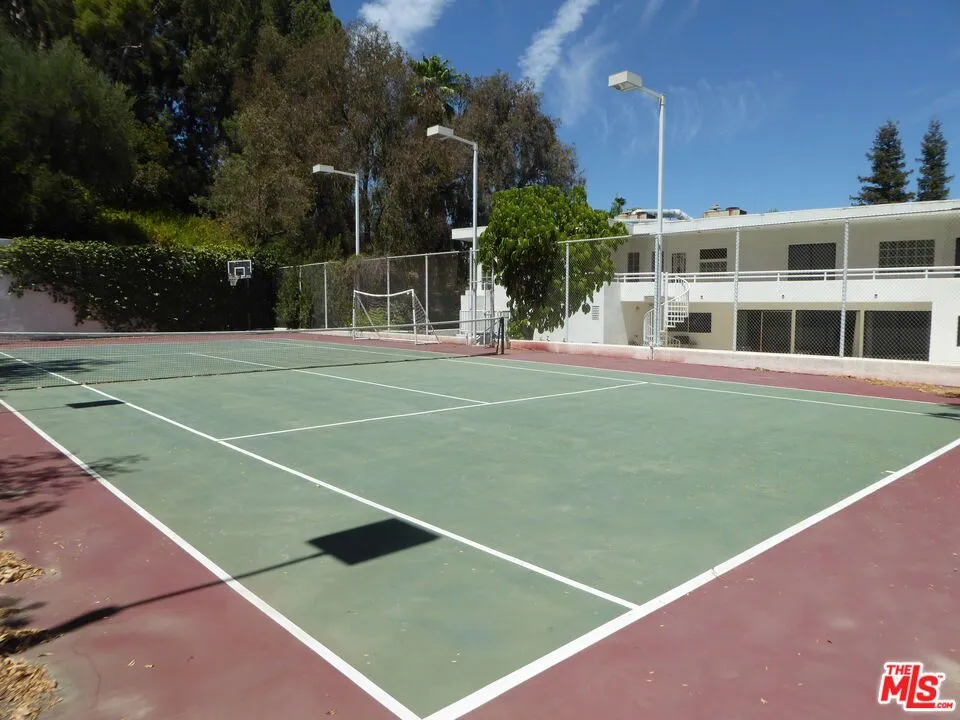 15656 Crownridge Place Sherman Oaks, CA 91403