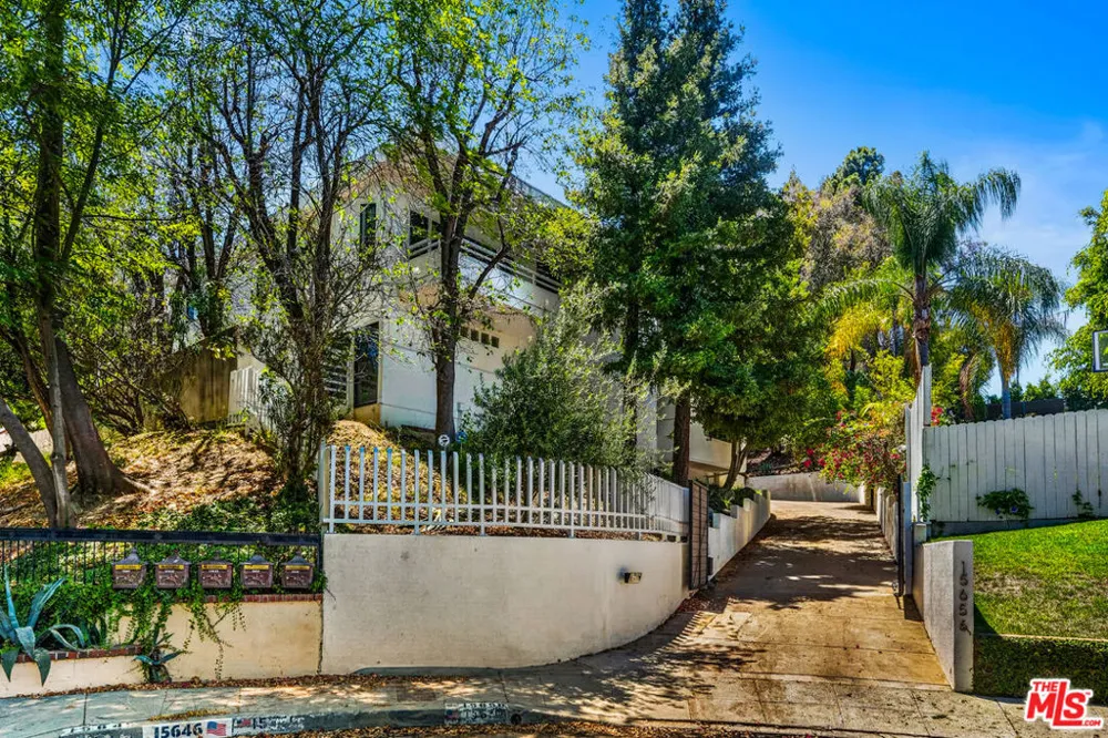 15656 Crownridge Place Sherman Oaks, CA 91403