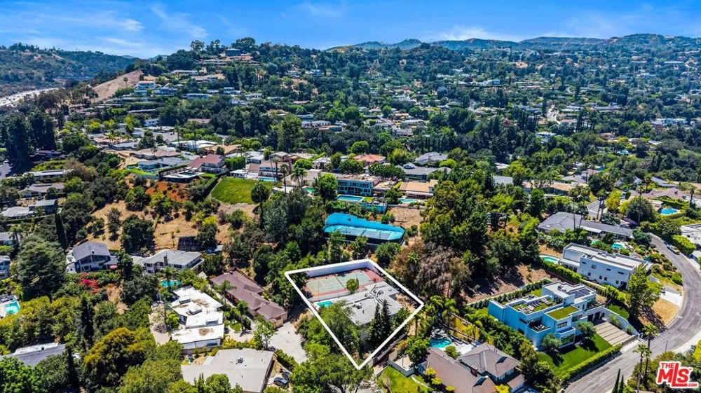 15656 Crownridge Place Sherman Oaks, CA 91403