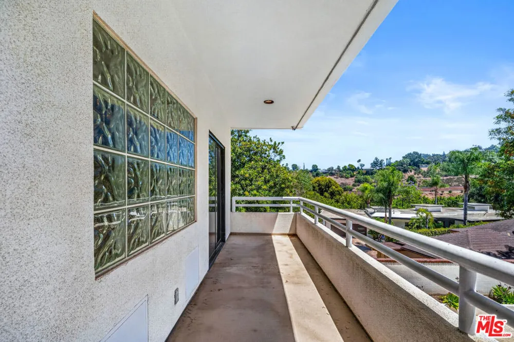 15656 Crownridge Place Sherman Oaks, CA 91403