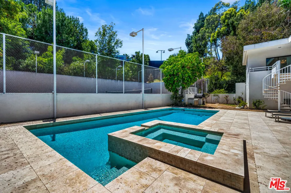 15656 Crownridge Place Sherman Oaks, CA 91403