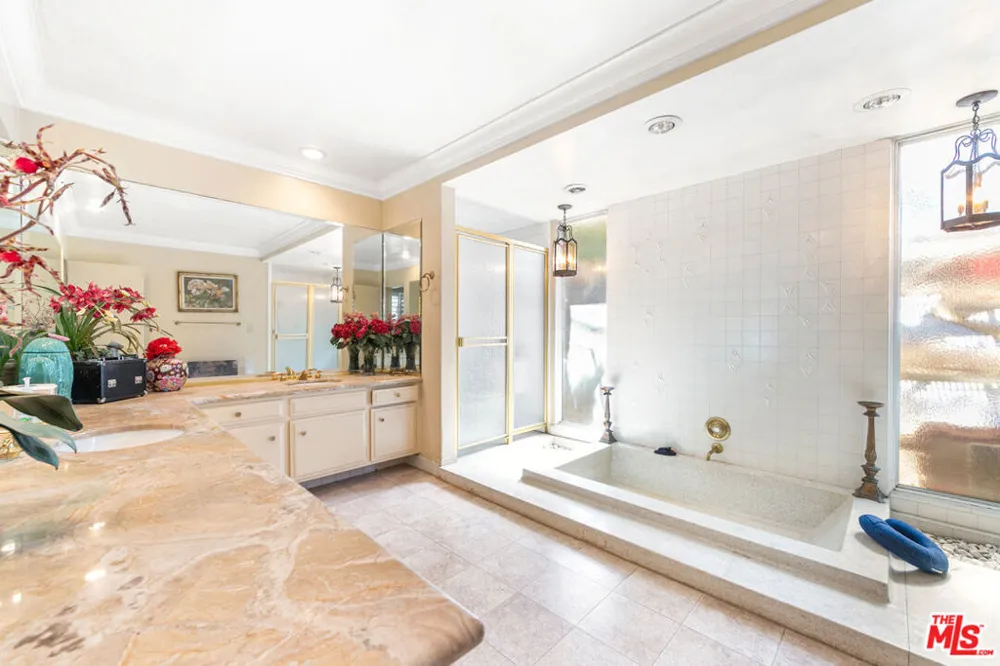 6704 Bedford Avenue Los Angeles, CA 90056