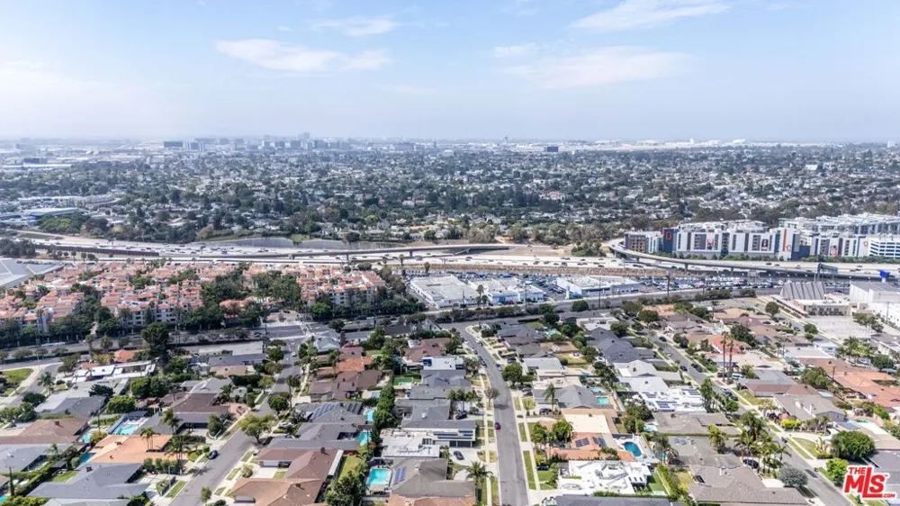 6704 Bedford Avenue Los Angeles, CA 90056