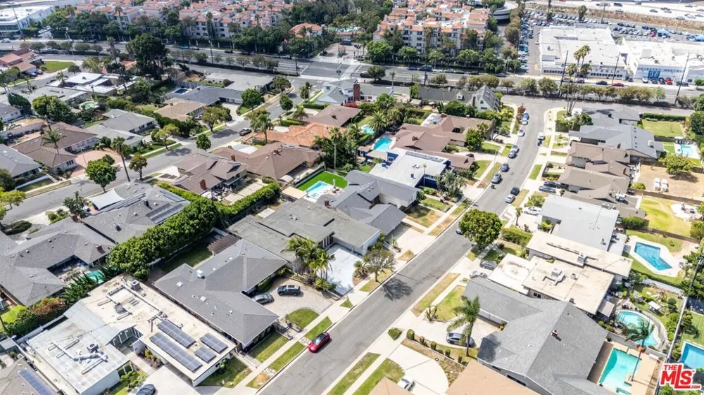 6704 Bedford Avenue Los Angeles, CA 90056