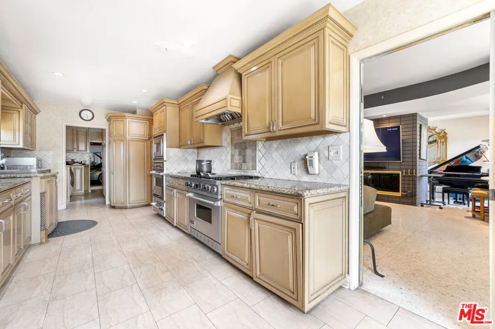 6704 Bedford Avenue Los Angeles, CA 90056