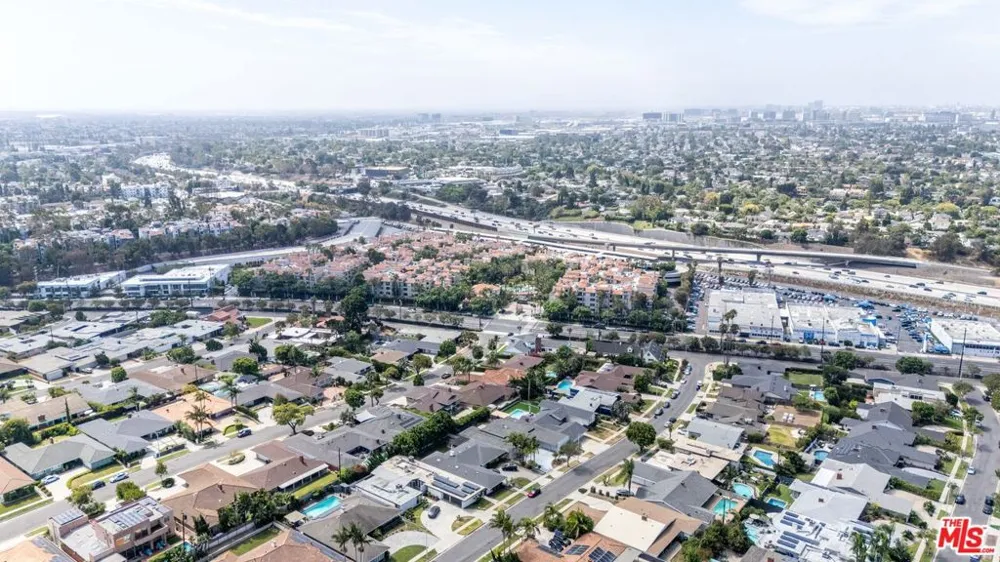 6704 Bedford Avenue Los Angeles, CA 90056