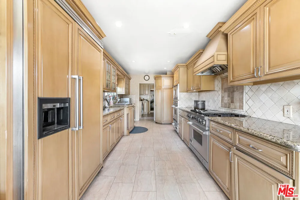 6704 Bedford Avenue Los Angeles, CA 90056