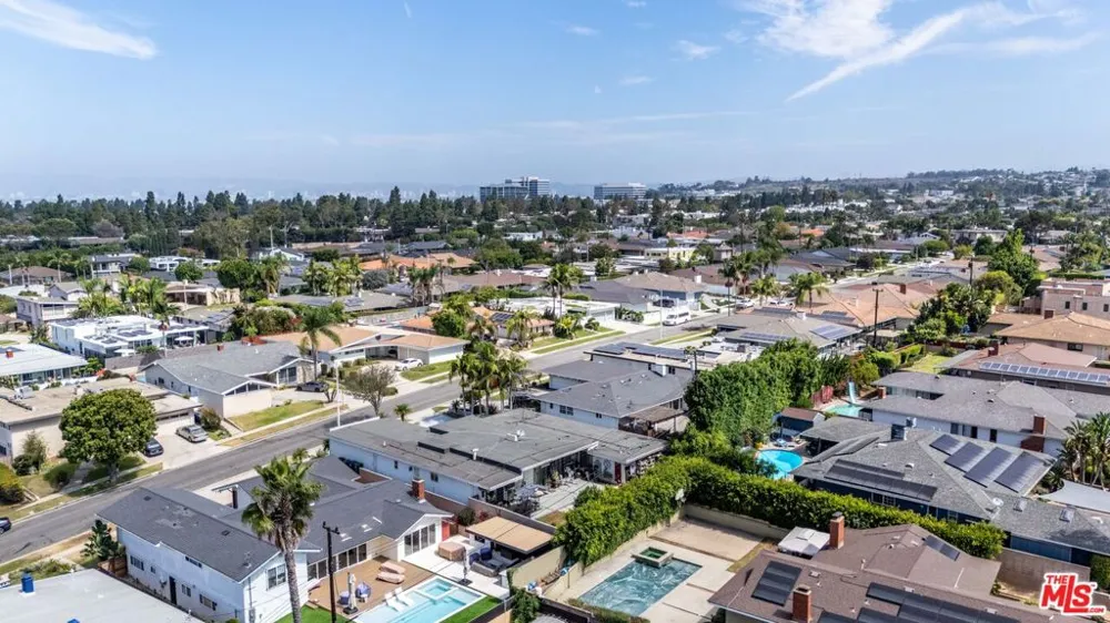6704 Bedford Avenue Los Angeles, CA 90056