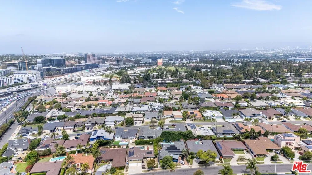 6704 Bedford Avenue Los Angeles, CA 90056