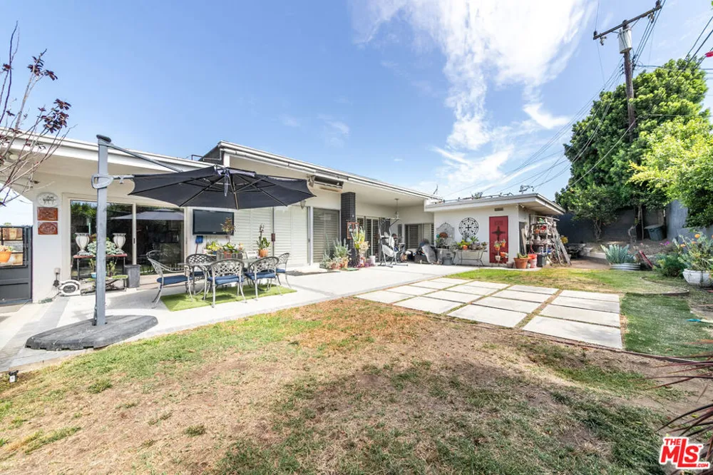 6704 Bedford Avenue Los Angeles, CA 90056