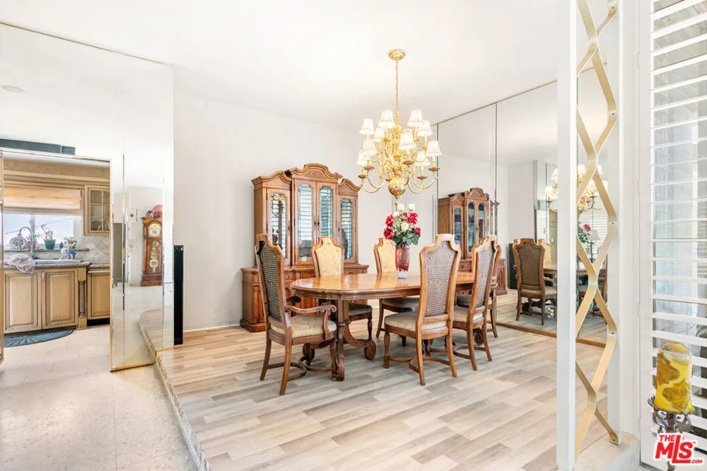 6704 Bedford Avenue Los Angeles, CA 90056