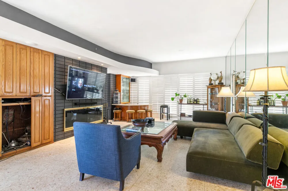 6704 Bedford Avenue Los Angeles, CA 90056