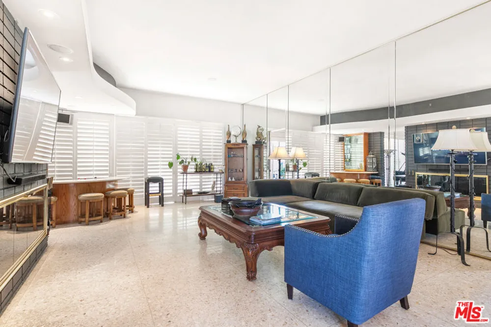 6704 Bedford Avenue Los Angeles, CA 90056