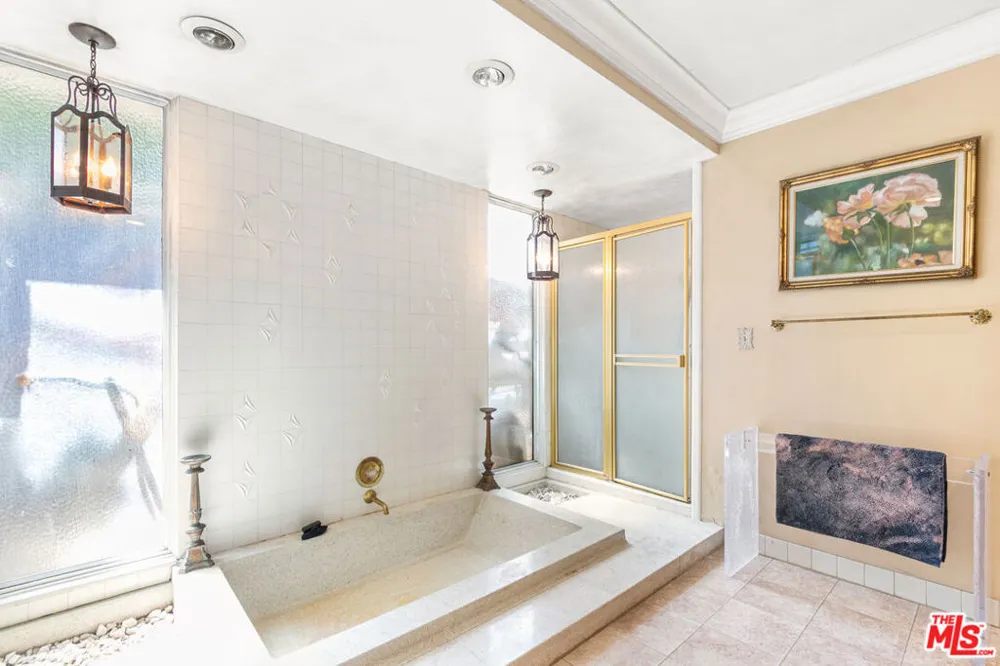 6704 Bedford Avenue Los Angeles, CA 90056