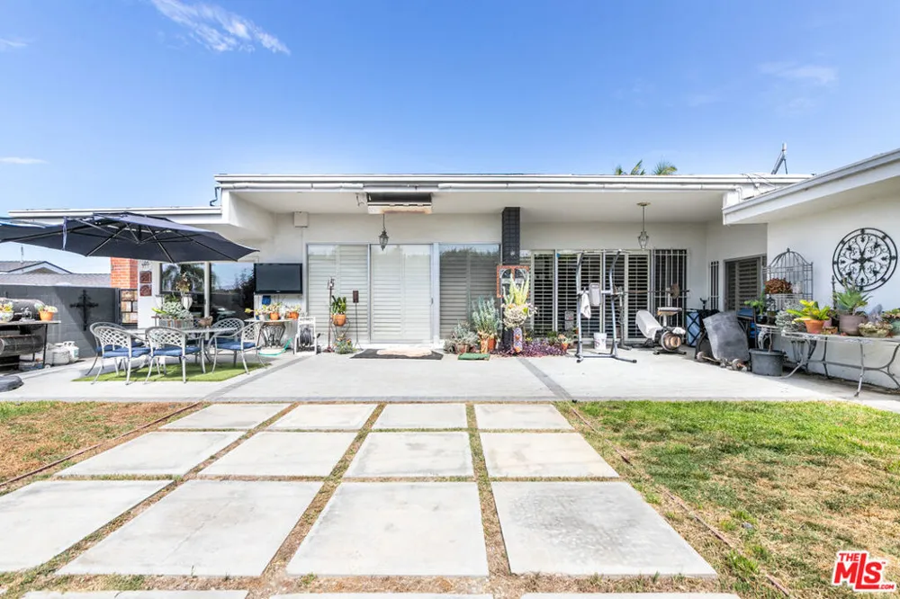 6704 Bedford Avenue Los Angeles, CA 90056