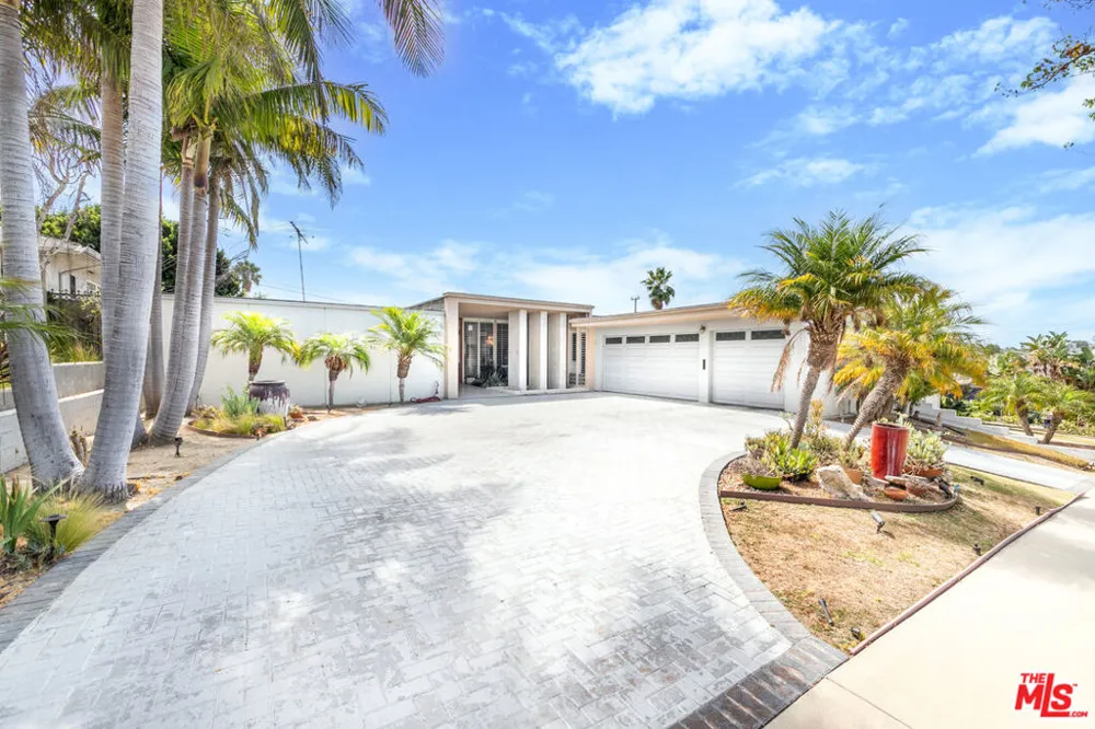 6704 Bedford Avenue Los Angeles, CA 90056