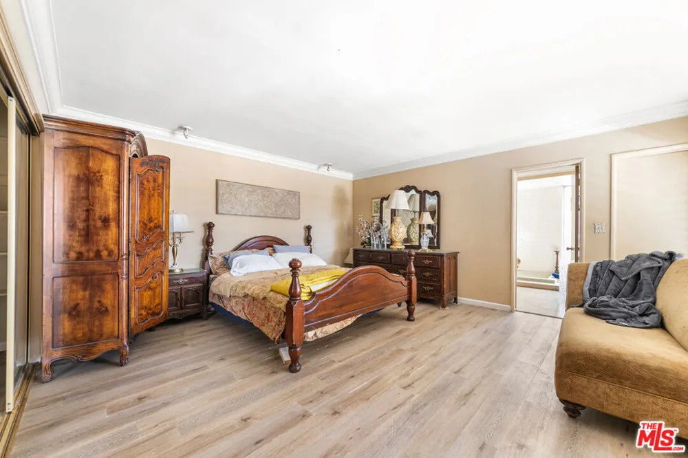 6704 Bedford Avenue Los Angeles, CA 90056