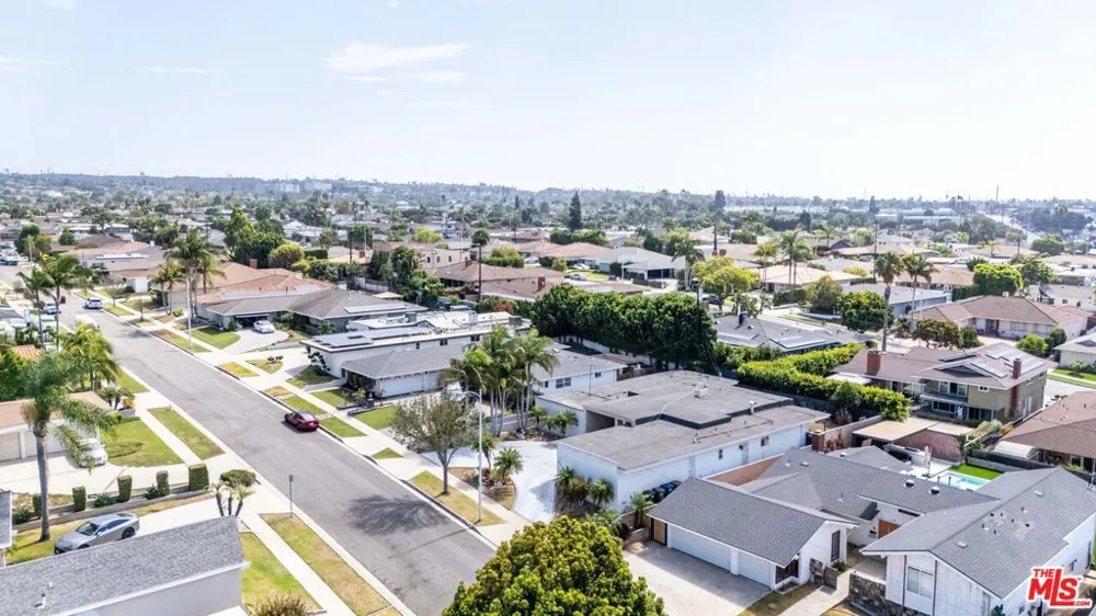 6704 Bedford Avenue Los Angeles, CA 90056