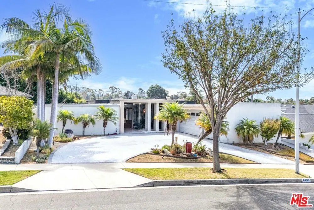 6704 Bedford Avenue Los Angeles, CA 90056