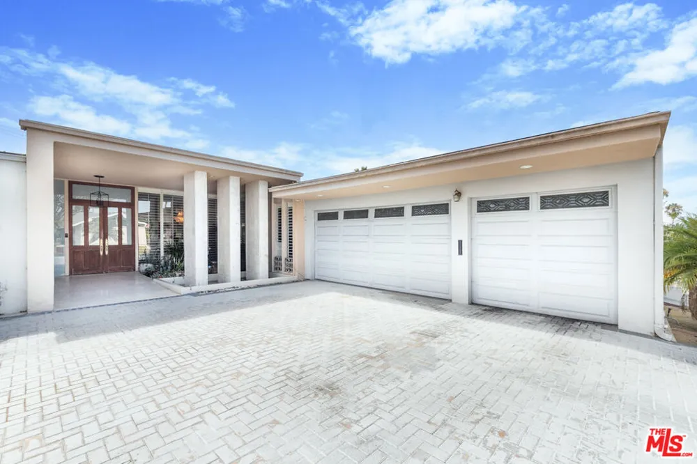 6704 Bedford Avenue Los Angeles, CA 90056