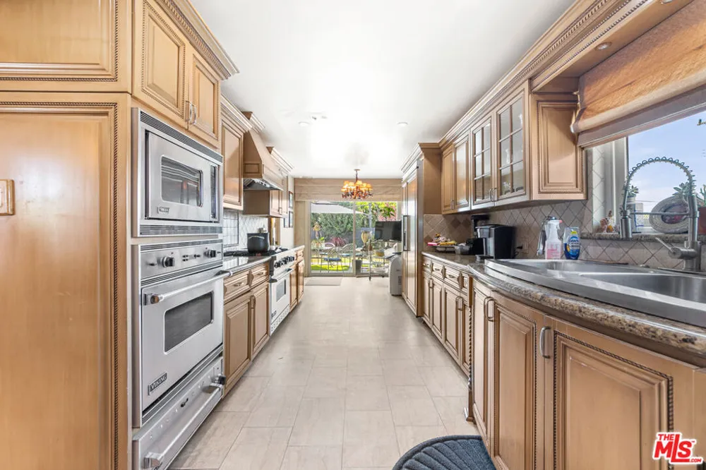 6704 Bedford Avenue Los Angeles, CA 90056