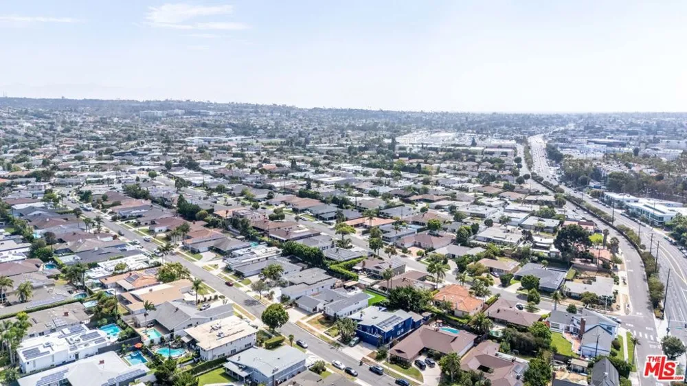 6704 Bedford Avenue Los Angeles, CA 90056