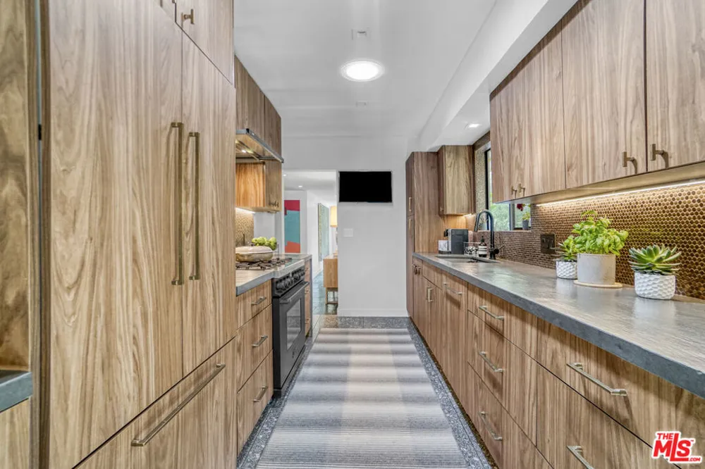 3560 Mandeville Canyon Road Los Angeles, CA 90049