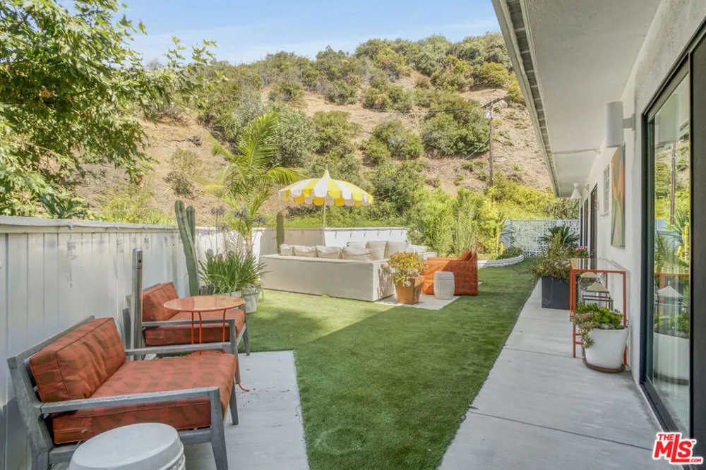 3560 Mandeville Canyon Road Los Angeles, CA 90049