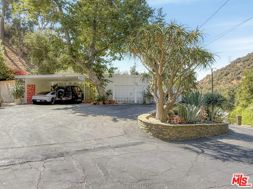 3560 Mandeville Canyon Road Los Angeles, CA 90049