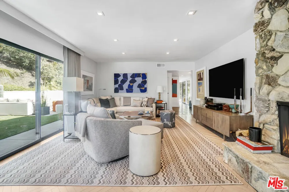 3560 Mandeville Canyon Road Los Angeles, CA 90049