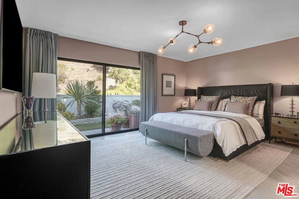 3560 Mandeville Canyon Road Los Angeles, CA 90049