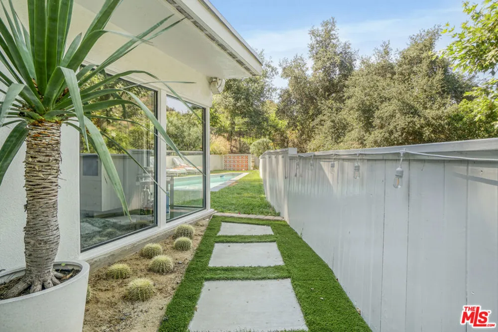 3560 Mandeville Canyon Road Los Angeles, CA 90049