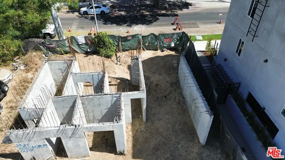 14822 Delano Street Los Angeles, CA 91411