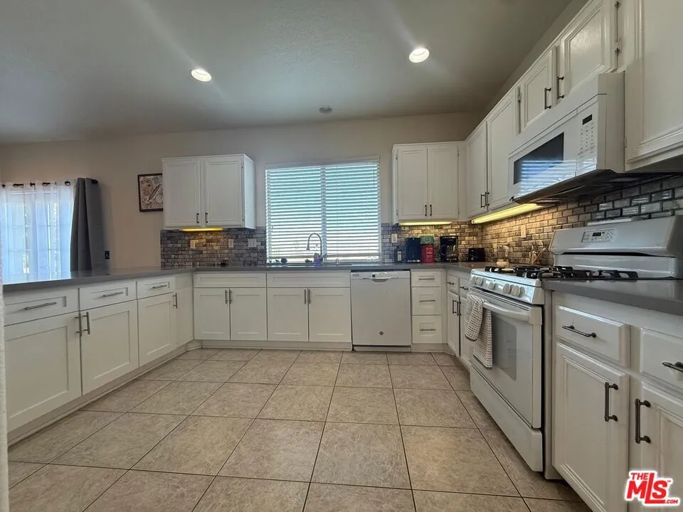 719 W Avenue Q10 Palmdale, CA 93551