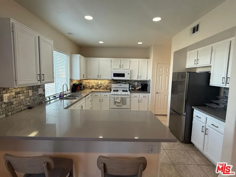 719 W Avenue Q10 Palmdale, CA 93551