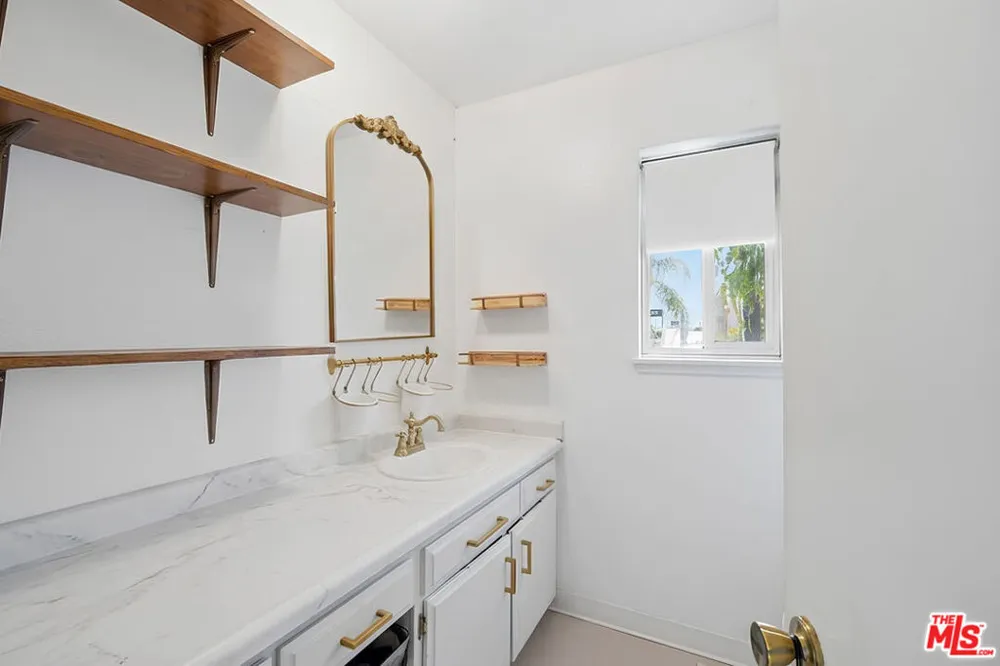 12940 Riverside Drive #201 Los Angeles, CA 91423