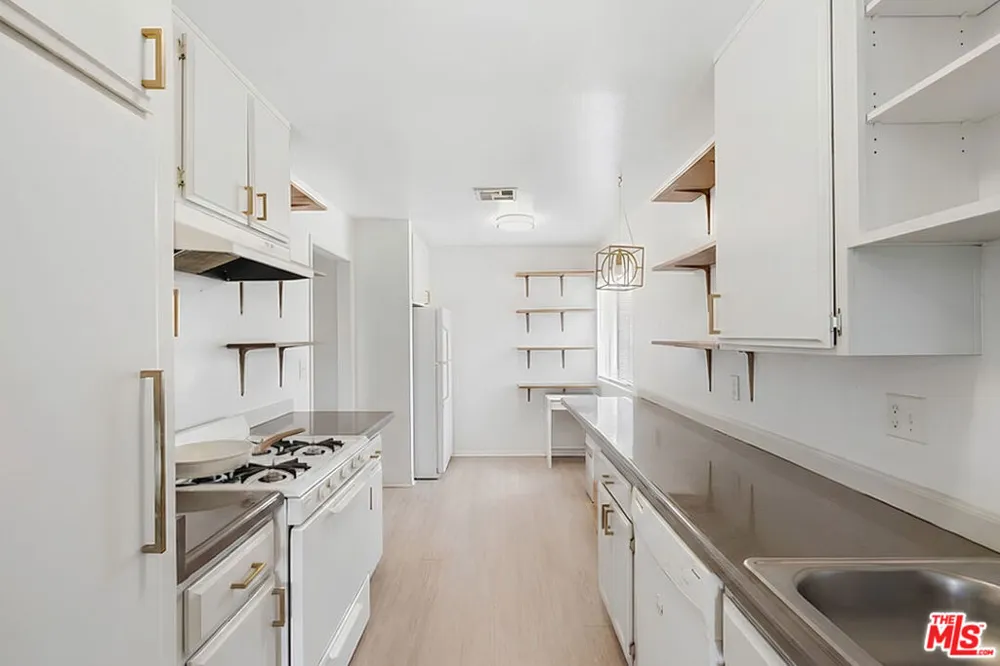 12940 Riverside Drive #201 Los Angeles, CA 91423