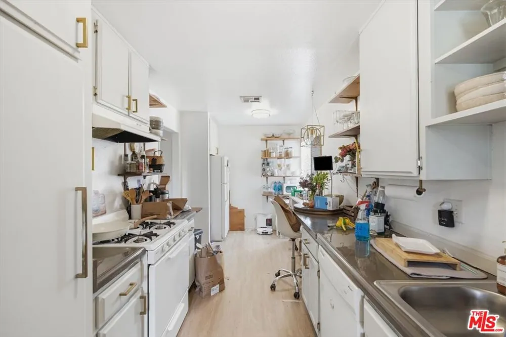 12940 Riverside Drive #201 Los Angeles, CA 91423