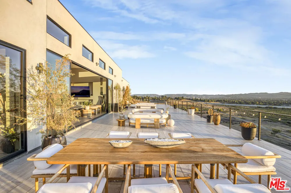 22570 S Summit Ridge Circle Chatsworth, CA 91311