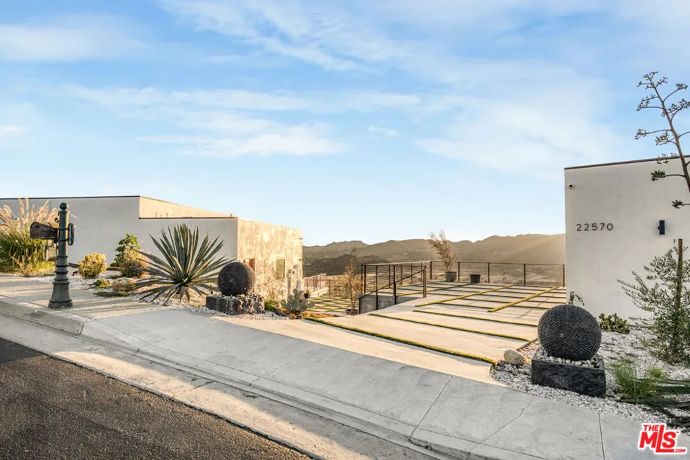 22570 S Summit Ridge Circle Chatsworth, CA 91311