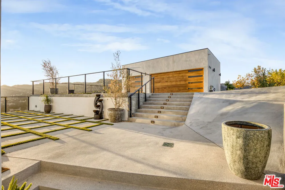 22570 S Summit Ridge Circle Chatsworth, CA 91311