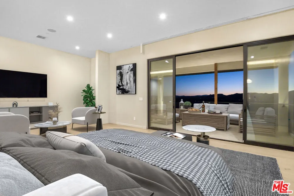 22570 S Summit Ridge Circle Chatsworth, CA 91311